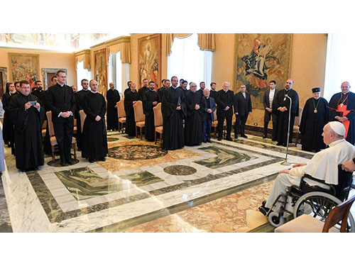 Popiežius kunigams studentams: kvėpuokite Bažnyčios visuotinumo oru