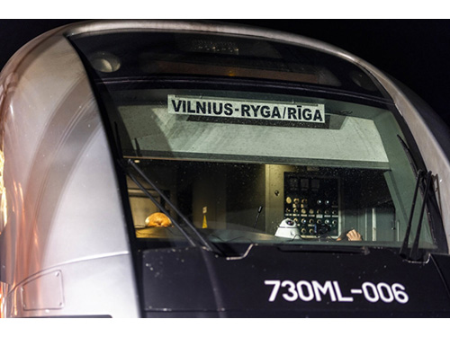 Traukinys Vilnius–Ryga nuo balandžio stos Jonavoje ir Kėdainiuose